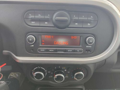 Disassemble a car radio on Renault Twingo 2 